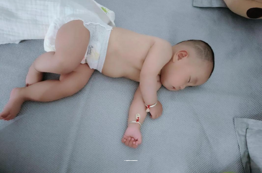 专业助孕公司宝宝睡觉爱翻身
